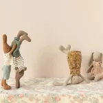 MAILEG NYUSZI VIRÁGOS RUHÁBAN, 1-ES MÉRET