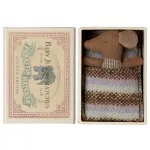 MAILEG SLEEPY WAKEY BABY EGÉR GYUFÁSDOBOZBAN, RÓZSASZÍN