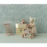 MAILEG SLEEPY WAKEY BABY EGÉR GYUFÁSDOBOZBAN, KÉK