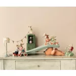 MAILEG TRICIKLIS EGÉRFIÚ, ZÖLD - NAGY TESTVÉR HÁTIZSÁKKAL, MÁGNESES MANCSOKKAL 