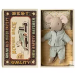 MAILEG KIS TESTVÉR EGÉRFIÚ GYUFÁSDOBOZBAN, MÁGNESES MANCSOKKAL