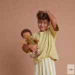 OLLIELLA DINKUM NAGY JÁTÉKBABA, BUTTON