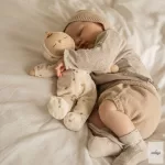 OLLIELLA ZENÉLŐ BABA - BEIGE                                                                                                                                                                                        