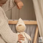 OLLIELLA ZENÉLŐ BABA - BEIGE                                                                                                                                                                                        