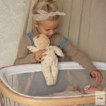 OLLIELLA ZENÉLŐ BABA - BEIGE                                                                                                                                                                                        