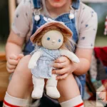 OLLIELLA ÖLTÖZTETHETŐ JÁTÉK BABA, PENELOPE PETALS