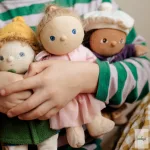 OLLIELLA ÖLTÖZTETHETŐ JÁTÉK BABA, PENELOPE PETALS
