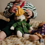 OLLIELLA ÖLTÖZTETHETŐ JÁTÉK BABA, CHARLIE CHESTNUT 